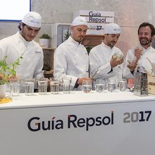 Chefs Nacho Manzano y Albert Adriá acompañan el villancico instrumental. Foto: Guía Repsol