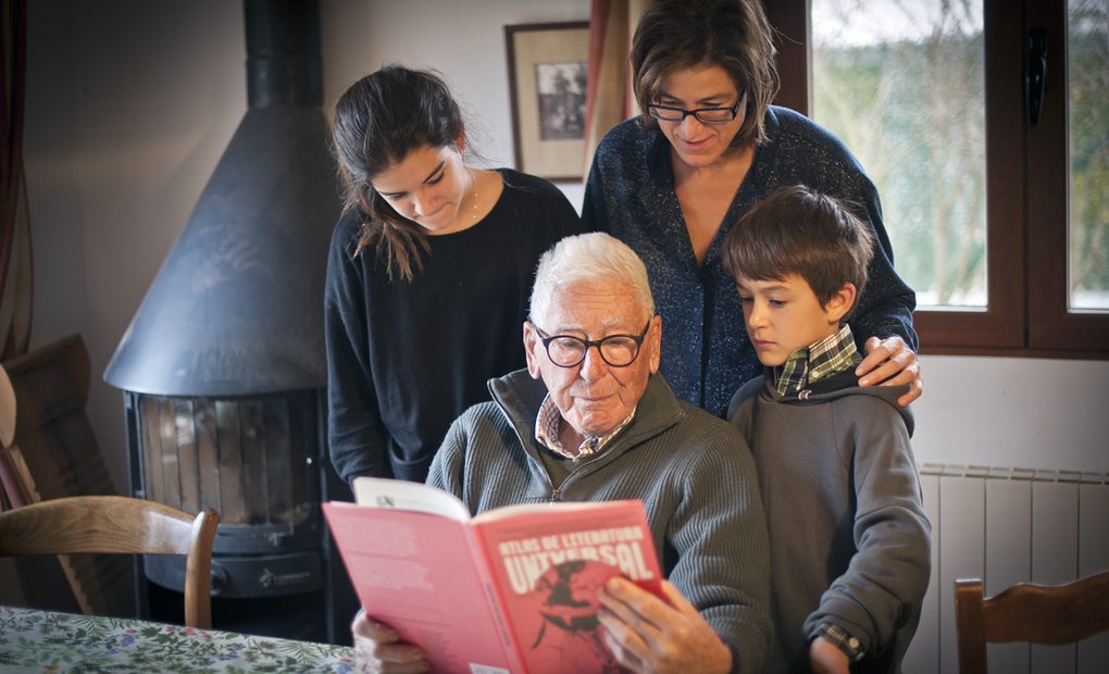 toda la familia ante un libro