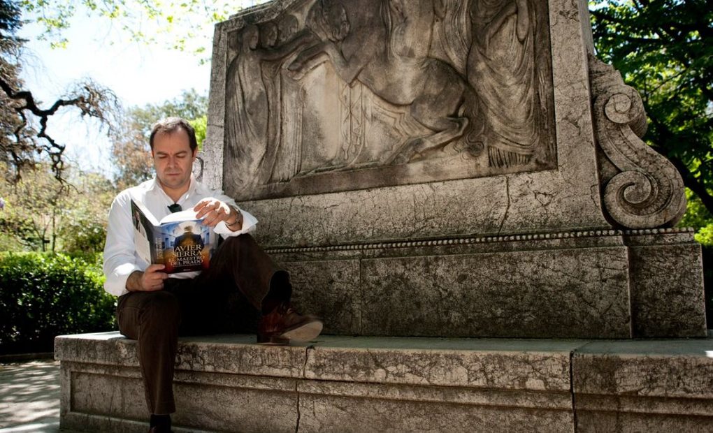 Apertura_El novelista Javier Sierra leyendo. Foto: Facebook Apertura_El novelista Javier Sierra leyendo. Foto: Facebook