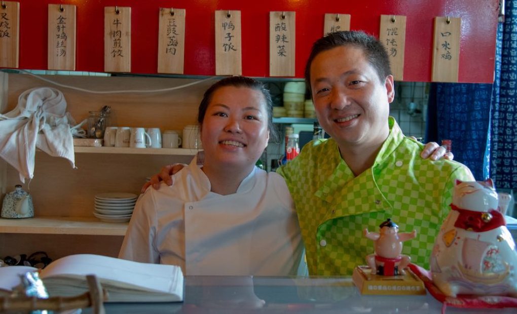 Jun Mei y Yunging Yin en el restaurante. Foto: Olivia Segarra Jun Mei y Yunging Yin en el restaurante. Foto: Olivia Segarra