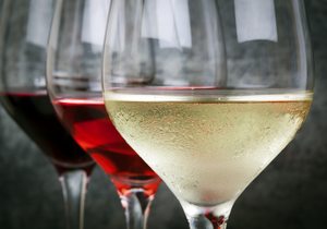 El color del vino lo da el hollejo de la uva El color del vino lo da el hollejo de la uva