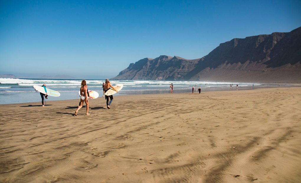 Apertura. Surf Lanzarote: Playa de Famara. Foto: Javier Sáenz