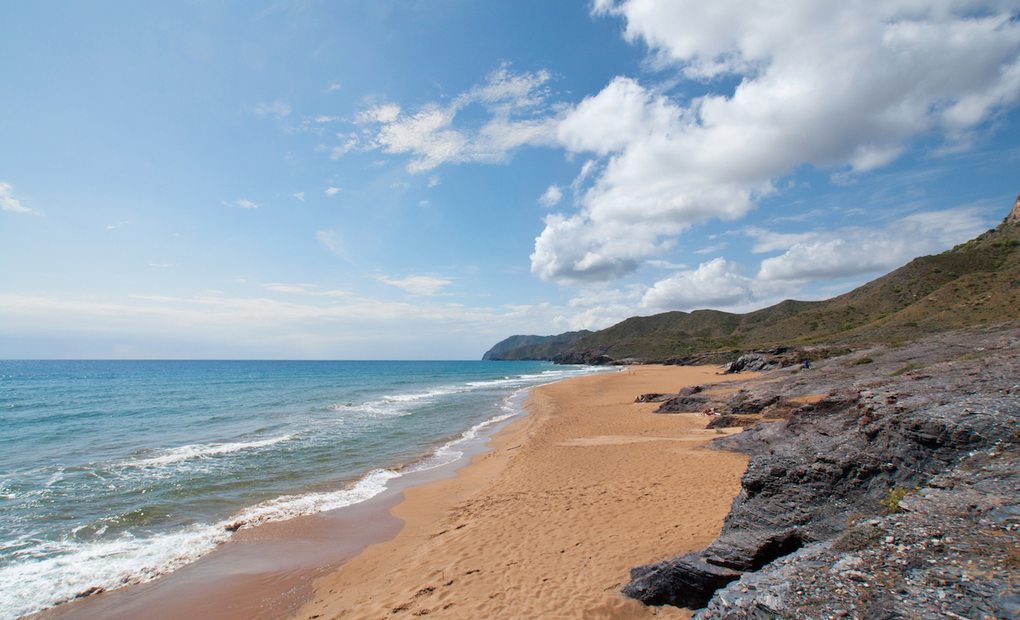 Playa de arena dorada del parque regional de Calblanque. Foto:Shutterstock Playa de arena dorada del parque regional de Calblanque. Foto:Shutterstock