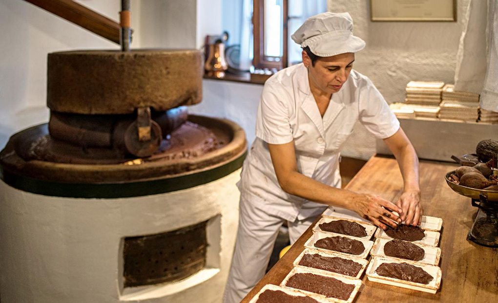 Apertura. Chocolates Mendaro, Guipúzcoa: Trabajando en la fábrica de chocolate. Fotos: Alfredo Cáliz