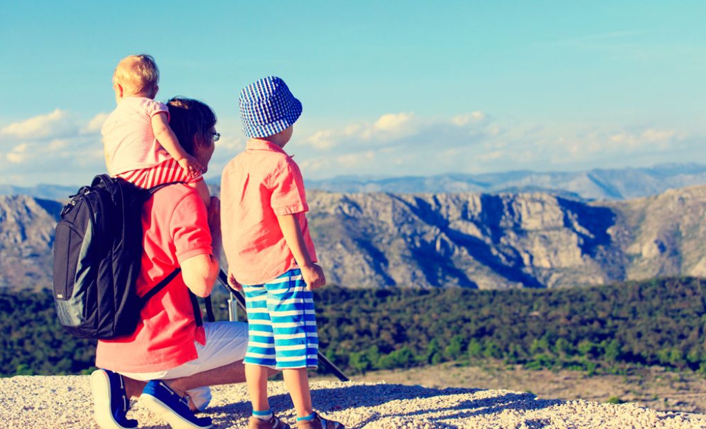 Padre e hijo en la montaña. Foto: shutterstock Padre e hijo en la montaña. Foto: shutterstock