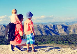 Padre e hijo en la montaña. Foto: shutterstock Padre e hijo en la montaña. Foto: shutterstock