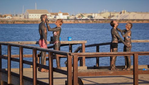 Dos parejas con envolturas de barro en San Pedro del Pinatar. Murcia. Foto: Sergio González Dos parejas con envolturas de barro en San Pedro del Pinatar. Murcia. Foto: Sergio González