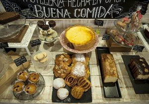 Productos de la mesa de repostería de La Guinda Deli&Coffee. Foto: Garikoitz Díaz. Productos de la mesa de repostería de La Guinda Deli&Coffee. Foto: Garikoitz Díaz.