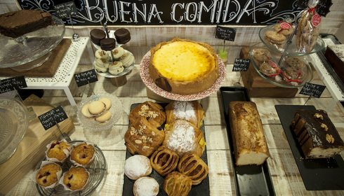 Productos de la mesa de repostería de La Guinda Deli&Coffee. Foto: Garikoitz Díaz. Productos de la mesa de repostería de La Guinda Deli&Coffee. Foto: Garikoitz Díaz.