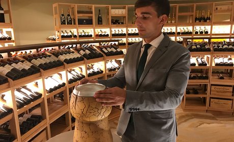 La bodega del nuevo 'Coque', en el barrio madrileño de Chamartín, donde se ofrecen los aperitivos. Foto de Sara Cucala.