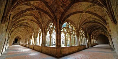 02_Navarra_Claustro©Tierras de Irantzu.jpg