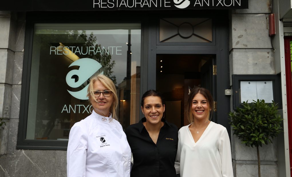 Sara Martín y Lucía Ruiz en la entrada del restaurante Antxon, Irún. Foto: Ritxar Tolosa Sara Martín y Lucía Ruiz en la entrada del restaurante Antxon, Irún. Foto: Ritxar Tolosa
