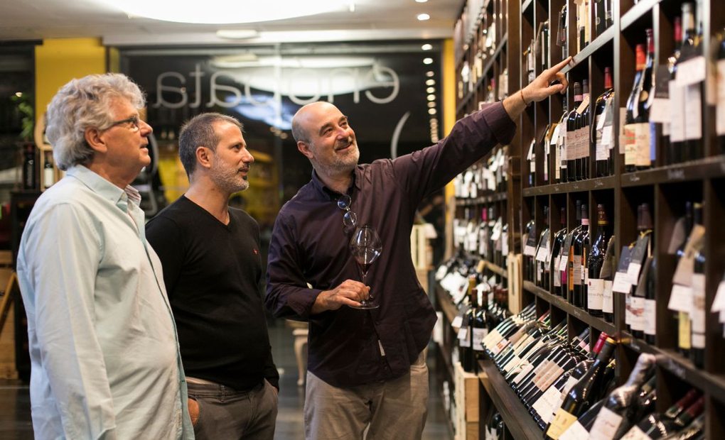 Apertura. Los clientes de la vinoteca Enópata miran las botellas expuestas en la tienda (Valencia). Foto: Eva Máñez Los clientes de la vinoteca Enópata miran las botellas expuestas en la tienda (Valencia). Foto: Eva Máñez
