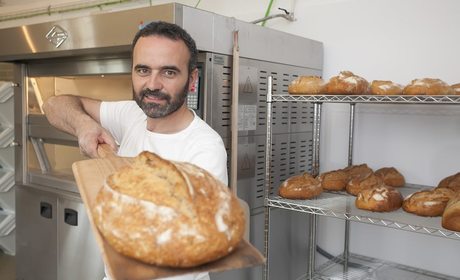 Sacando un pan con la pala, plano más abierto. Foto: José García Sacando un pan con la pala, plano más abierto. Foto: José García