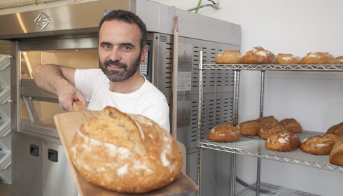 Sacando un pan con la pala, plano más abierto. Foto: José García Sacando un pan con la pala, plano más abierto. Foto: José García
