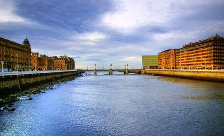 The Victoria Eugenia Theatre looking over River Urumea. / Photo courtesy of: San Sebastián Turismo The Victoria Eugenia Theatre looking over River Urumea.
