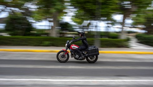 Moto en la carretera. Foto: Marcos Moreno Moto en la carretera. Foto: Marcos Moreno