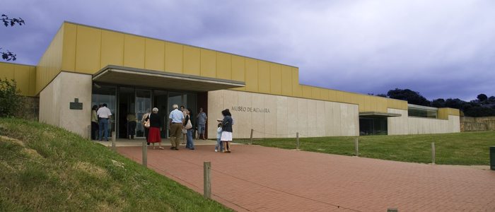 Exterior del museo Entrada al museo de la cueva de Altamira