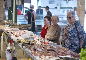 Mercado Municipal Javea - pescadería clientas - Foto: Rafa Molina
