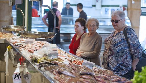 Mercado Municipal Javea - pescadería clientas - Foto: Rafa Molina