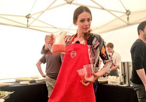 Eva González sirviendo gazpacho - apertura. Foto cedida