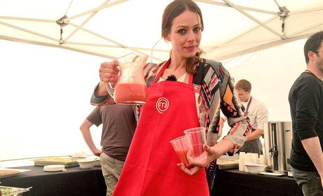 Eva González sirviendo gazpacho - apertura. Foto cedida