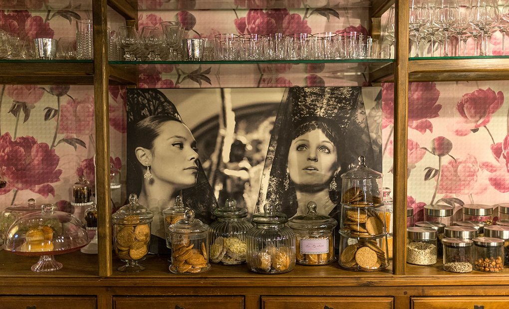 Apertura. Posada Albarea: Las imágenes de 'La Santa y La Mala', protagonistas del alojamiento. Fotos: Alfredo Cáliz