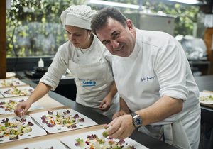 Martín Berasategui en las cocinas de su restaurante de Lasarte. Foto: Sofía Moro