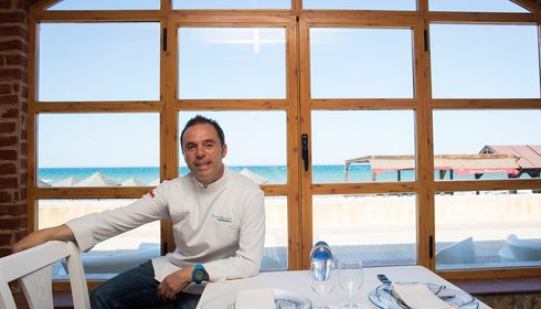 Apertura. Casa Manolo: El chef Manuel Alonso en su comedor. Foto: Eva Máñez Casa Manolo: El chef Manuel Alonso en su comedor. Foto: Eva Máñez