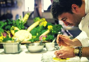 El cocinero Fernando del Cerro cocinando