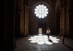 Rosetón y luz que refleja en el interior de la iglesia de Calatrava La Nueva. Foto: Manuel Ruiz Rosetón y luz que refleja en el interior de la iglesia de Calatrava La Nueva. Foto: Manuel Ruiz