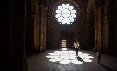 Rosetón y luz que refleja en el interior de la iglesia de Calatrava La Nueva. Foto: Manuel Ruiz Rosetón y luz que refleja en el interior de la iglesia de Calatrava La Nueva. Foto: Manuel Ruiz