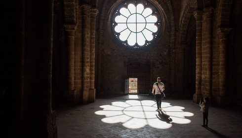 Rosetón y luz que refleja en el interior de la iglesia de Calatrava La Nueva. Foto: Manuel Ruiz Rosetón y luz que refleja en el interior de la iglesia de Calatrava La Nueva. Foto: Manuel Ruiz